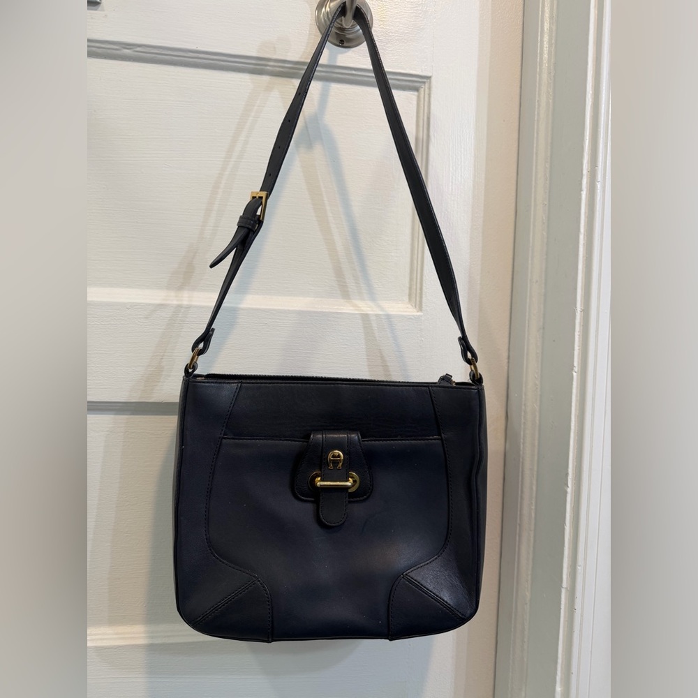 Elegant Navy Leather Shoulder Bag - Picture 11 of 15